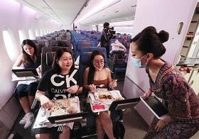 约900人掏钱体验“光吃不飞”的新航A380用餐