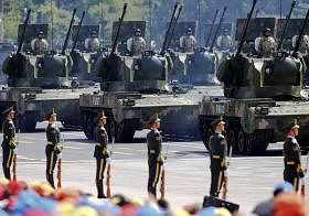 国70周年国庆阅兵仪式上，驶过天安门广场的解放军新型防空火炮装甲车