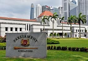新加坡国会在1月4日，首次通过通讯及新闻部的YouTube频道直播国会的议事过程。
