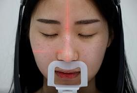 整鼻前的Han-na接受仪器检查