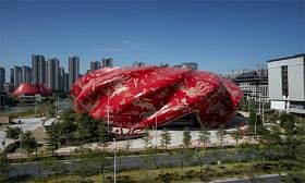 2020年第十一届中国十大丑陋建筑榜单第一名是广州融创大剧院。（建筑畅言网）