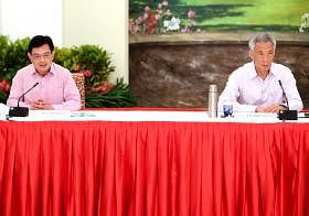 李显龙总理与副总理兼经济政策统筹部长及财政部长王瑞杰在总统府召开记者会