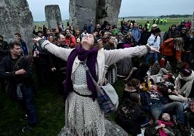英国民众硬闯巨石阵欢庆夏至日　欧洲急欲恢复生活自由