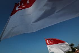 新加坡国旗随风飘扬
