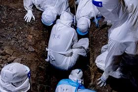 马国冠病死亡人数激增　殡葬人员：医院堆满遗体的照片是真的