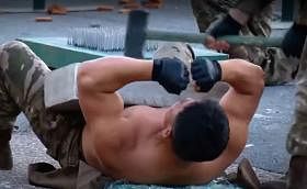 朝鲜最强武器？　大秀胸口碎石板等绝技的半裸肌肉猛男