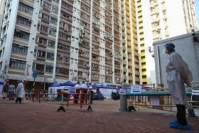 香港特区政府围封了多栋住宅楼进行强制检测