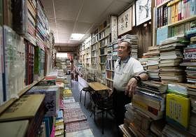 书店里的每一座“山”，杨生都了如指掌。这些书不只在店里疯狂生长，还长在他的身体里。
