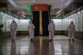 朝鲜卫生人员为平壤一家购物中心消毒。