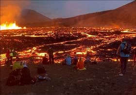 冰岛法格拉达尔火山爆发