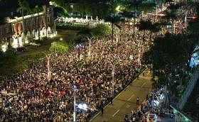 台湾10万民众抗议立院争议性修法　太阳花学运再现？