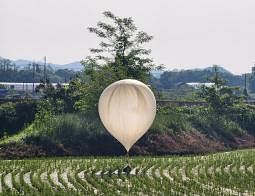 韩国遭朝鲜粪便气球“入侵”　送你巧克力派你就回送“巧克力”？